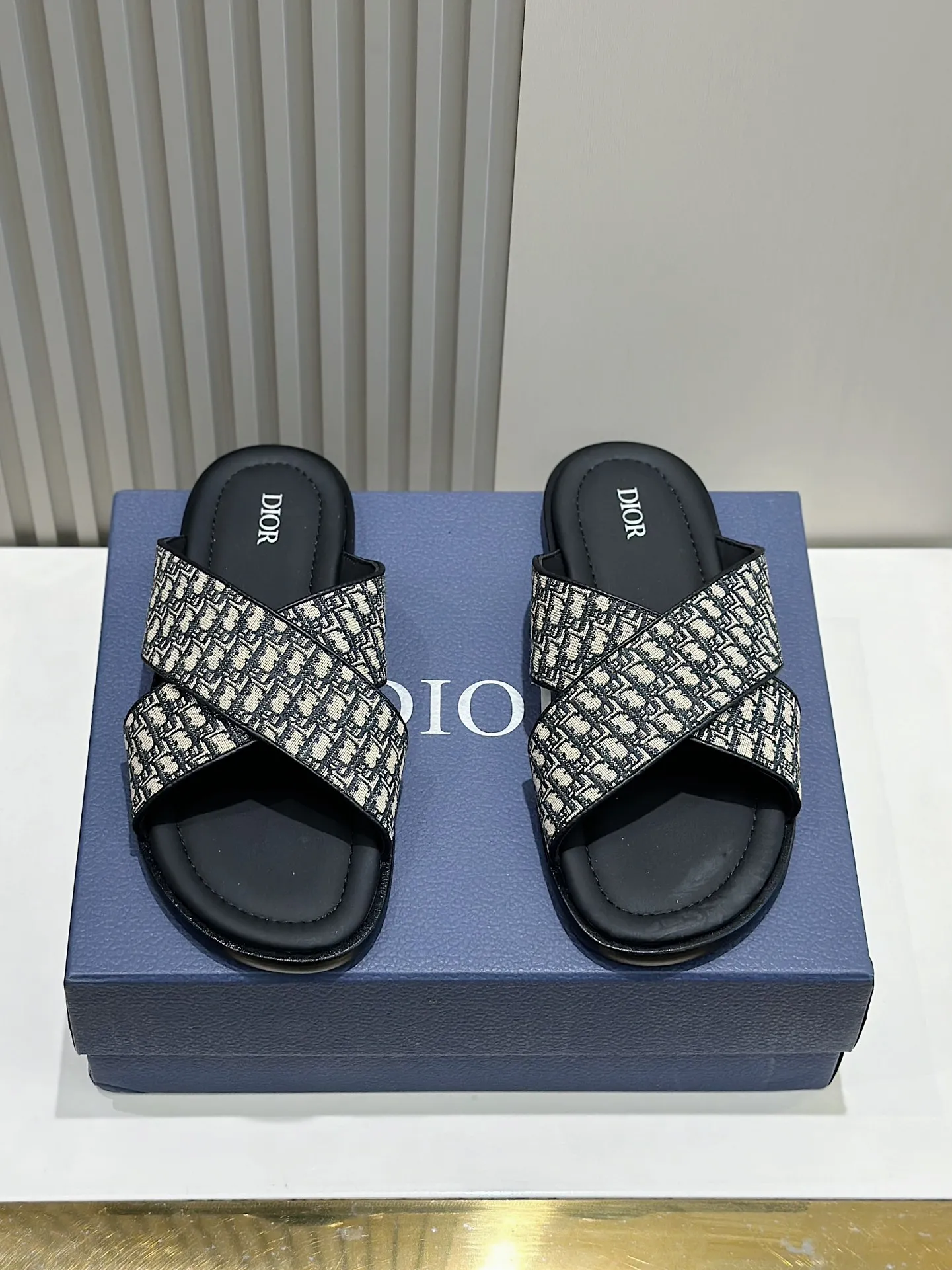 P320【DIOR】💰Size39-44 (38.45 custom-made) 2024ss Dior’s latest men’s slippers are a must-have. Dior Alias ​​Men's Genuine Leather Slippers This summer new Alias ​​sandal embodies a casual and elegant style. Carefully crafted from grained cow leather and Oblique printed fabric, with cowhide lining! Cross-strap design with metal-clad brass CD Diamond logo. The imported cowhide leather and rubber sole adds sophistication and comfort, while Oblique print-effect anti-slip panels add style.